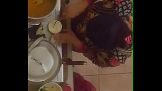 Desi Aunty’s Juicy Cleavage Revealed