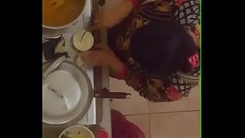 Desi Aunty’s Juicy Cleavage Revealed