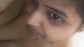 Bhabhi’s all-out naked spectacle