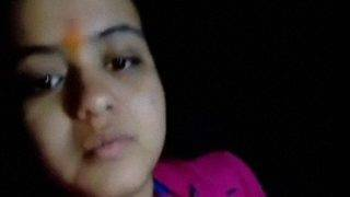 Bhojpuri babe’s henna-adorned fingers getting naughty in a steamy MMS
