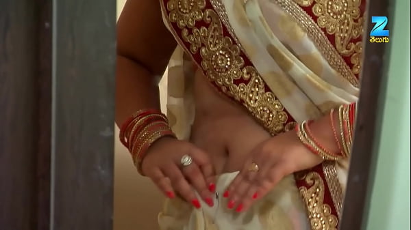 Sultry Star Flaunts Her Seductive Midriff in Steamy Scene