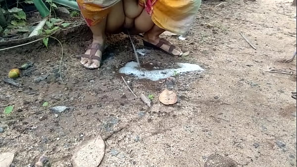 Desi aunty’s wild outdoor pissing show you can’t miss