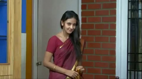 Desi temptress in skimpy saree