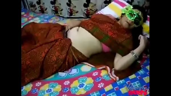 Velamma’s Steamy Solo Session: A Hot Indian Bhabhi’s Naked Pleasure
