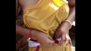 Desi bhabhi’s steamy bath time footage