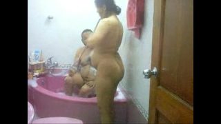 Desi Aunty’s Steamy Soak in the Tub
