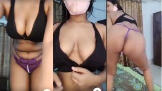 Desi babe strips and grinds to score big in her virtual game