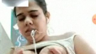 Voluptuous Desi Bhabhi’s Steamy Nude Video Call with Her Boyfriend