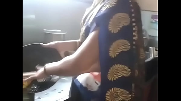 Sizzling Desi Indian Kannada Aunty Flaunts Her Hot Navel and Hips