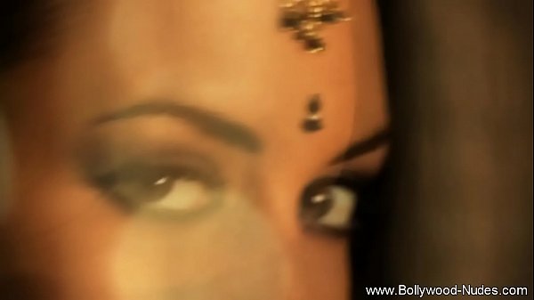 Sultry Indian MILF: A Ravishing Beauty of Desire