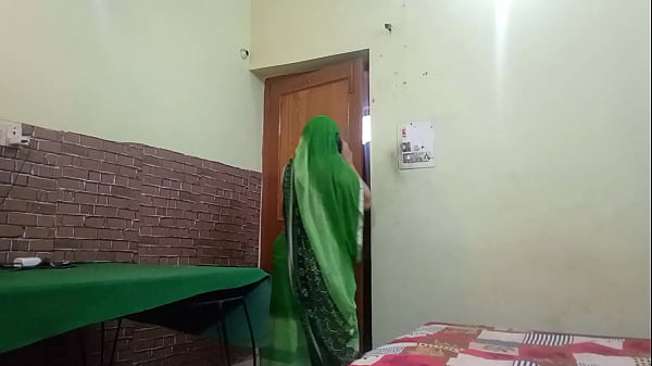 Desi delivery girl gets wild XXX Hindi sex scene