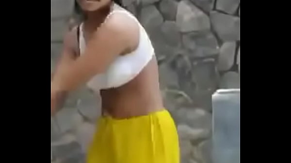 Sizzling Desi Temptress: Seductive Moves Unleashed