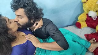 Seductive Indian Housewife’s Secret Ride with Her Uber Driver