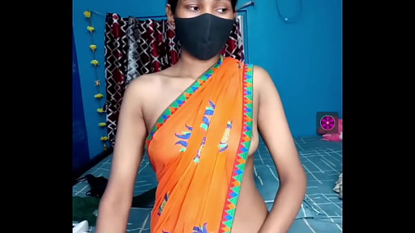 Desi babe’s steamy live sex show