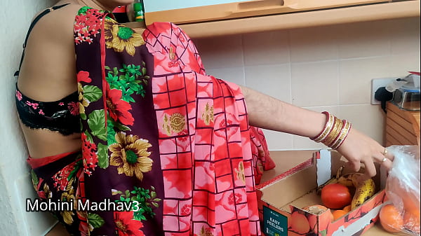 Desi Indian fruit seller babe fucks hard with customer for a bargain deal Hindi audio