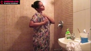 Amateur Indian hotties getting steamy in the shower with Lily’s solo pleasure session