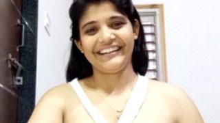 Desi Babe Kamal Flaunts Her Juicy Melons