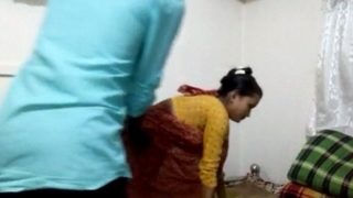 Rickshaw driver hikes up aunty’s saree and pounds her desi curves