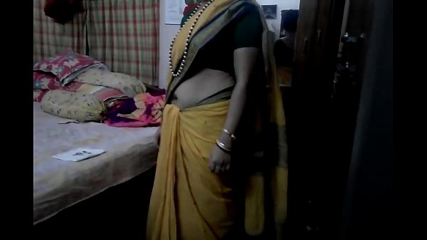 Desi Tamil milf flaunting her bare midriff in a tight saree, moaning softly
