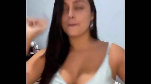 Sizzling Desi Babe Goes Live and Gets Wild