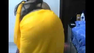Sultry Desi Aunty Slowly Unwinds Her Saree in a Teasing Strip Show