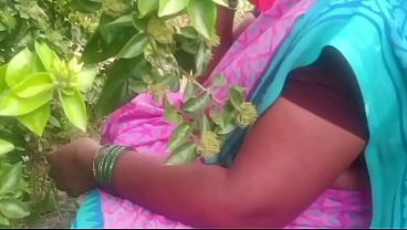 Indian bhabhi getting fucked in the village fields