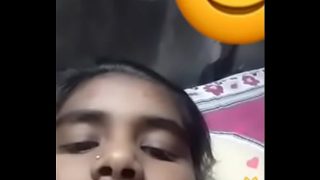 Desi babe flashing her tits live on cam