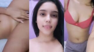 Puneri Maharashtrian chick strips naked and fingers her cunt