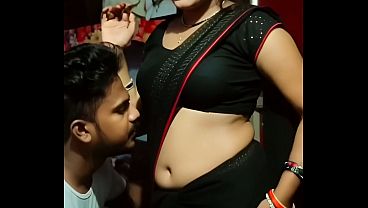 Desi bhabhi’s saree navel tease, dirty romance