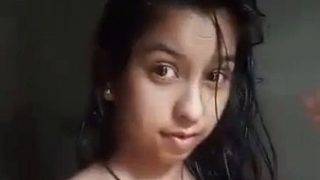 Naked selfie of a hot Indian babe, looking so damn cute.