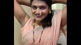 Indian babe flaunts her sweaty armpits, making you wanna lick ’em dry
