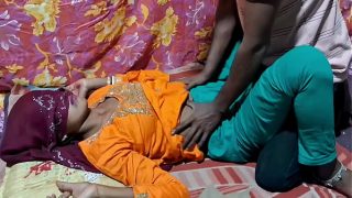 Malik ne naukrani ko akele kamre mein chodkar chut mar di, desi web series ki sabse hot sex video.