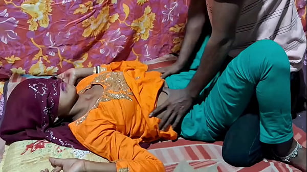 Malik ne naukrani ko akele kamre mein chodkar chut mar di, desi web series ki sabse hot sex video.